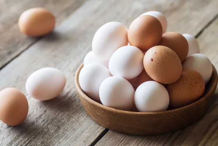 Ovos frescos de galinha, para consumo
