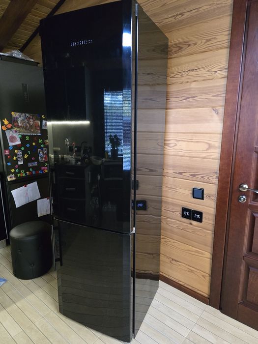 Холодильник Либхер LIEBHERR чорного кольору