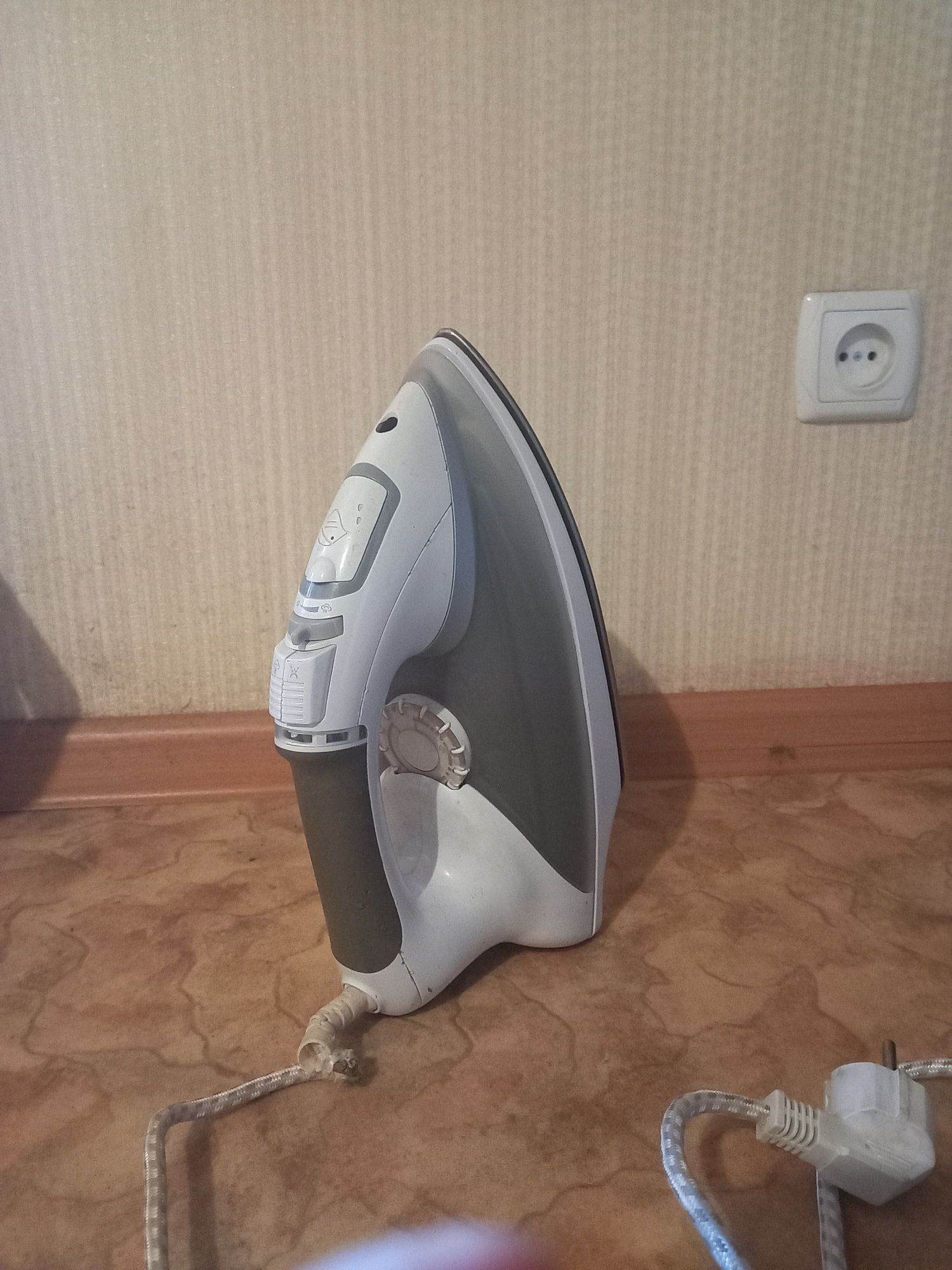 Продам утюг не новый