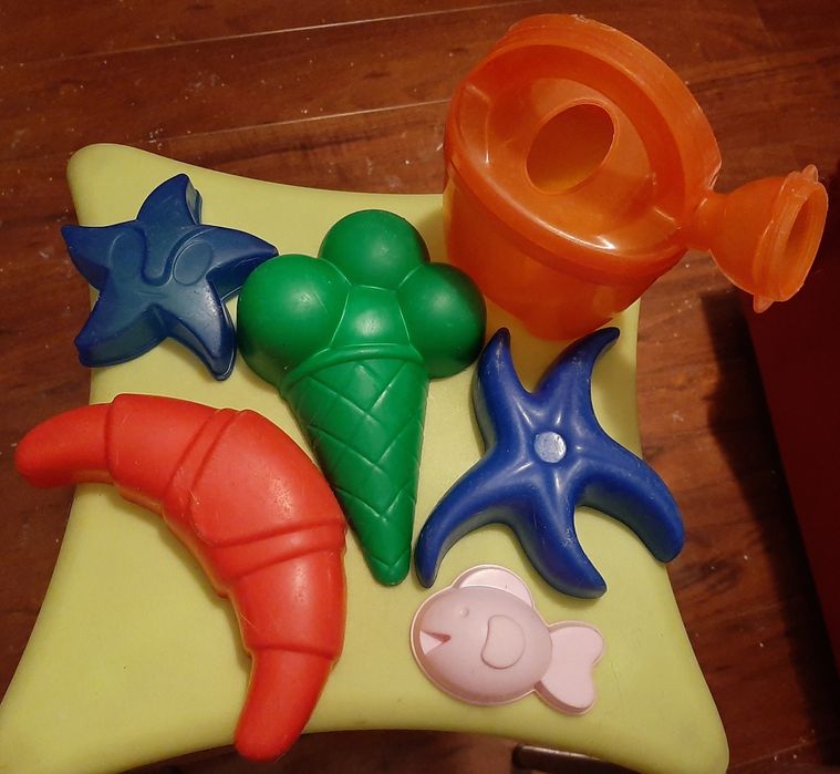 Caminha+sofá de bonecas+formas de brincar na areia e regador+escova