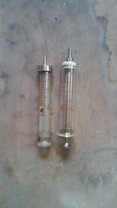 Шприцы стекляные многоразовые.