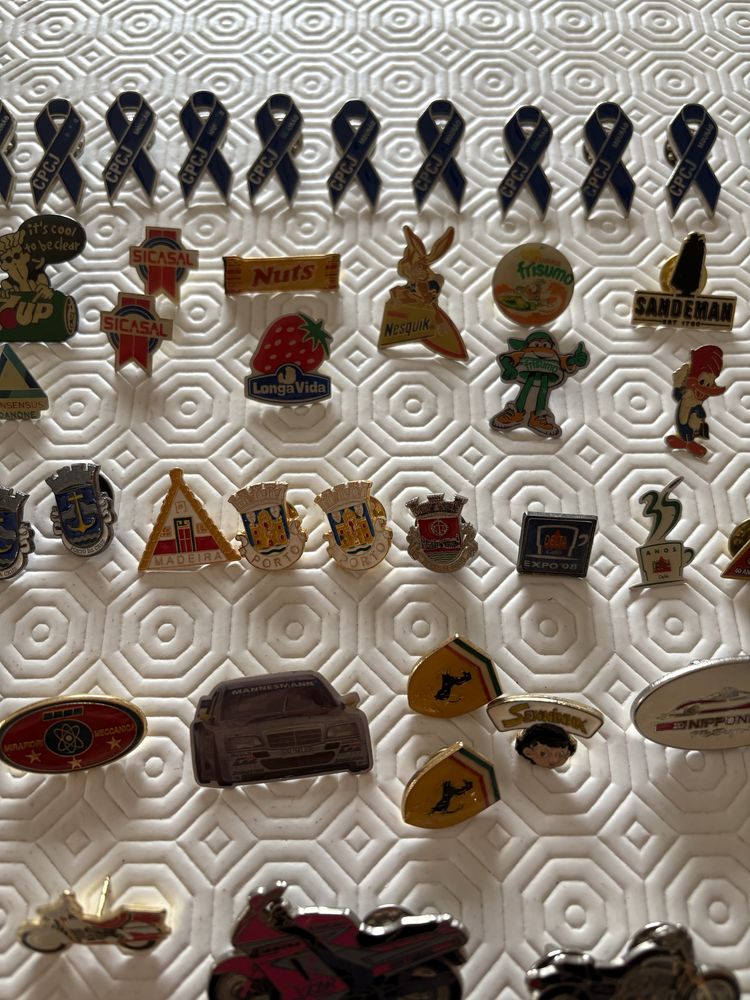 Pins variados.