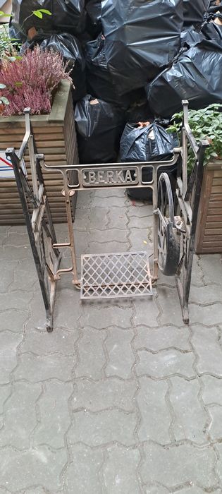 Maszyna do szycia Berka ze stołem antyk.