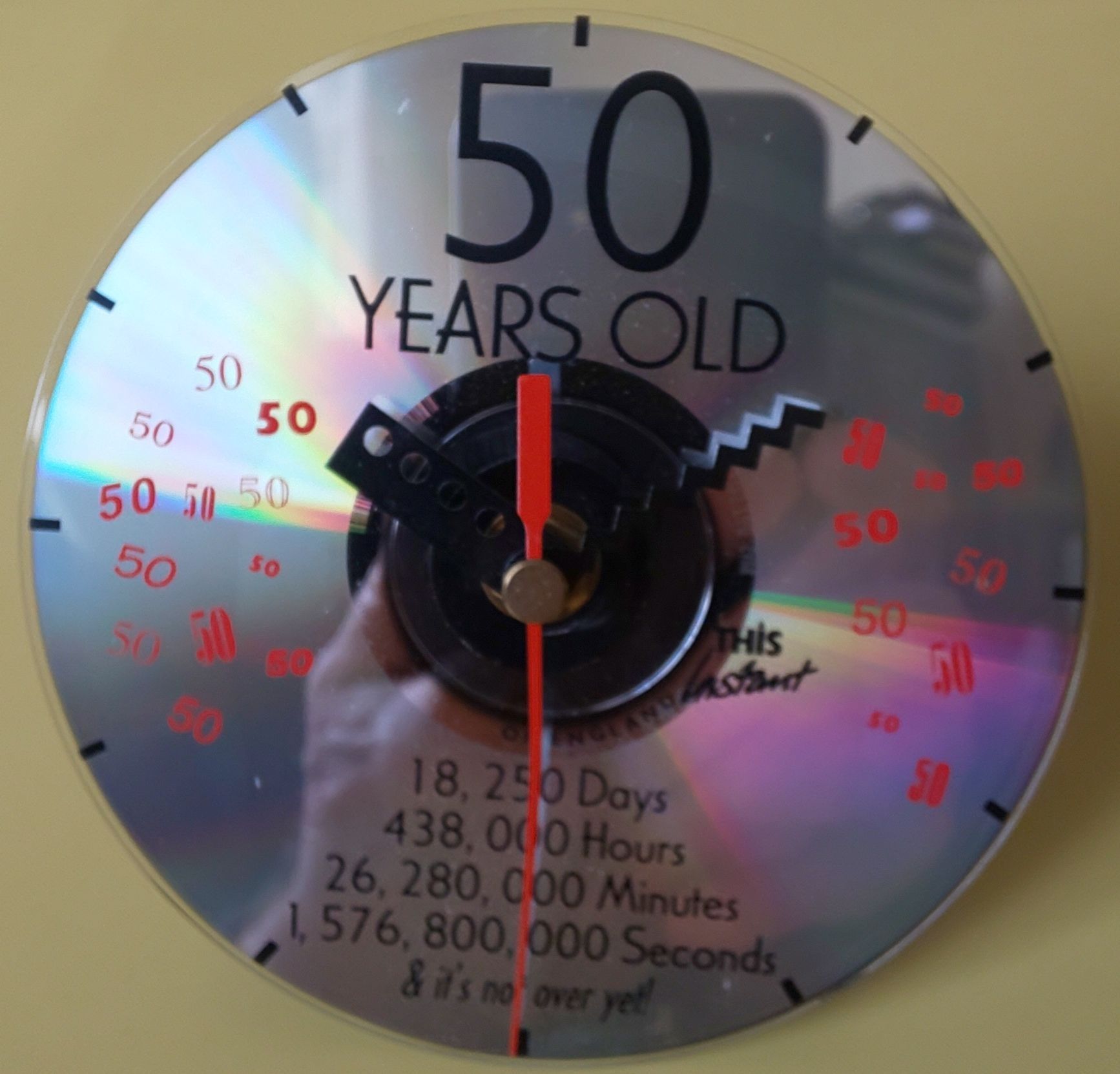 Оригинальные кварцевые часы, в виде компакт диска
