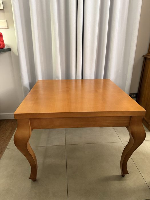 Stolik kawowy stylowy elegancki.