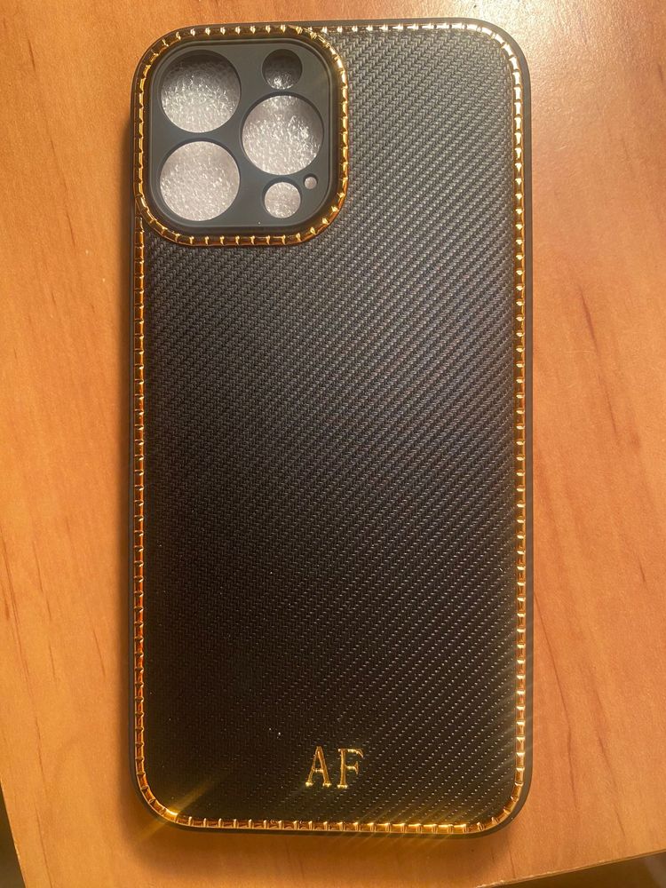 Capa iPhone 13 preta e dourada