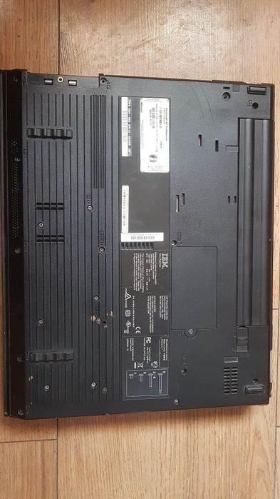 Laptop IBM ThinkPad R50e sprawny,uszczerbany plastik.