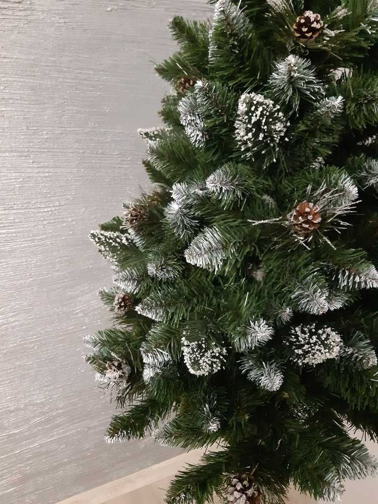 Choinka sztuczna ośnieżona na pniu z brokatem i szyszkami 120 cm