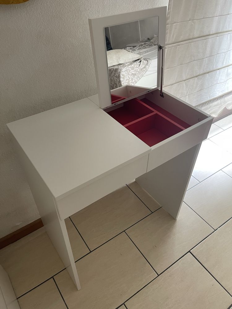 Penteadeira IKEA MALM — Nova, com espelho e compartimentos