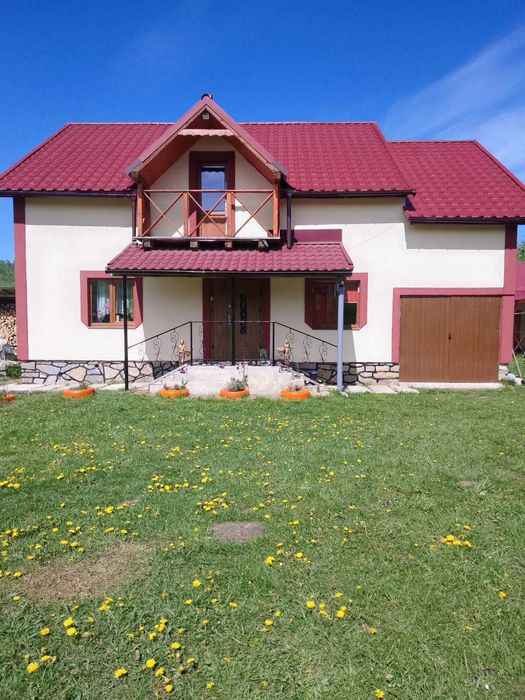 Здається великий будинок на Різдвяні Свята