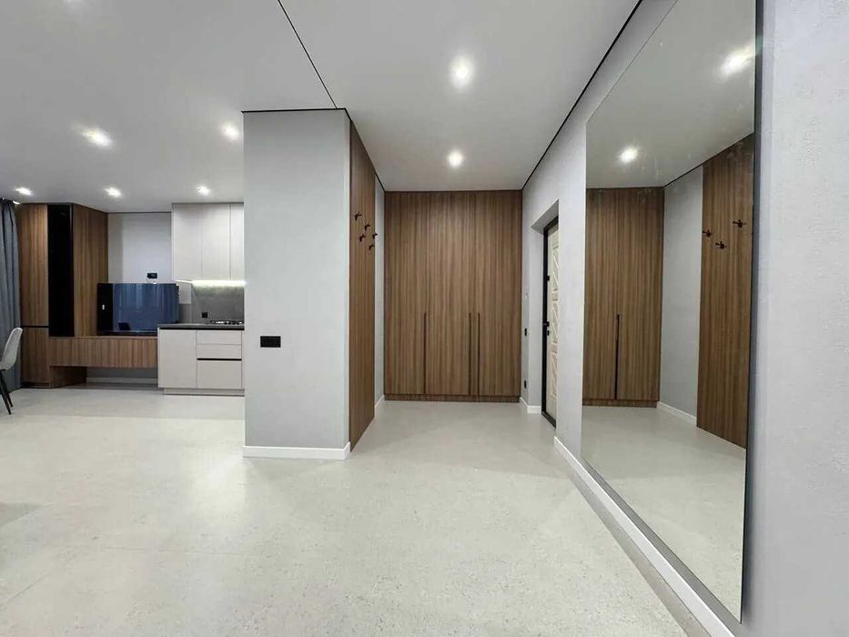 Шикарна двійка з кухнею-студією поблизу центру