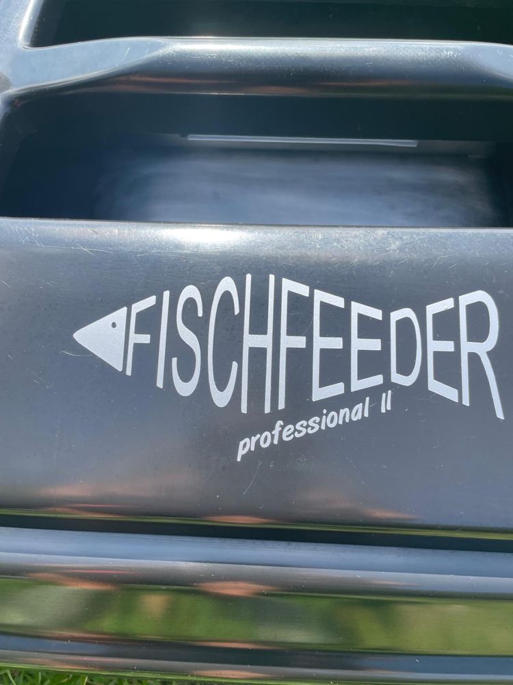 Łódka zanętowa FISCHFEEDER  profesional  ll z echosondą