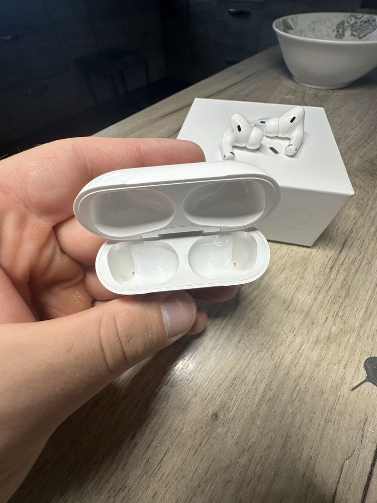 Airpods pro 1.