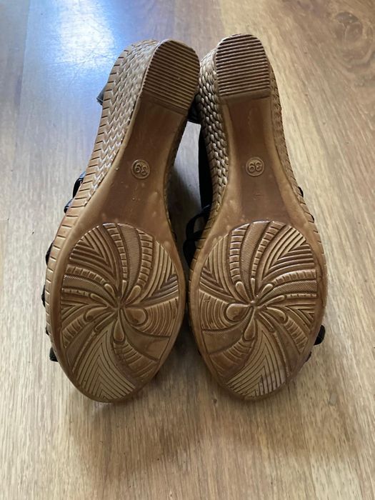 Sprzedam buty na koturnie r39 nowe