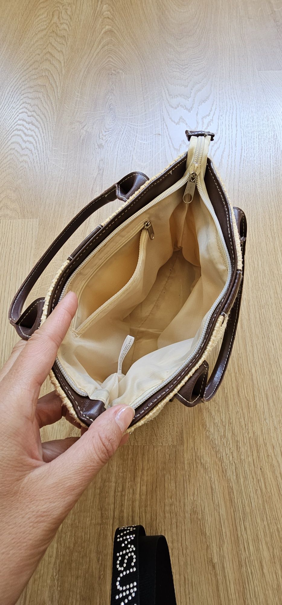 Bolsa de mão com pegas branca e castanha