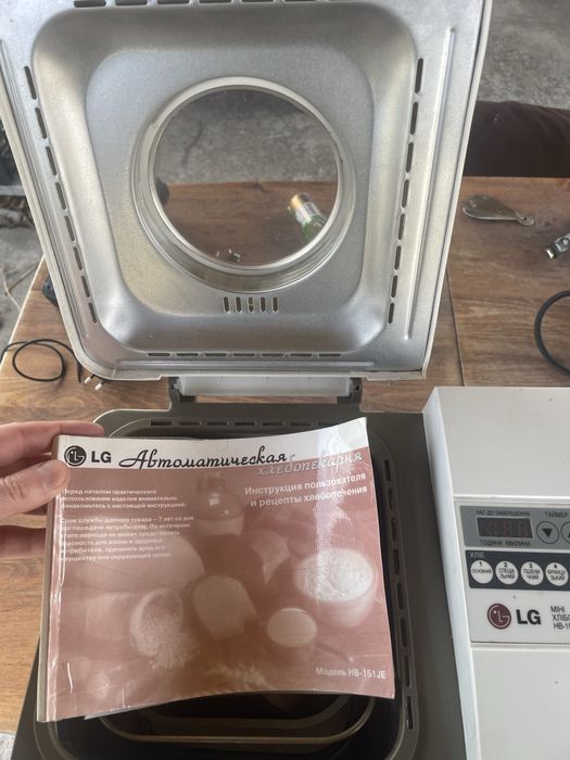 Хлібопічка LG HB-151JE