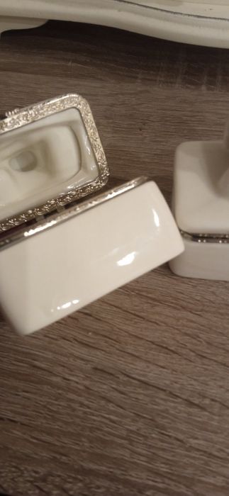 Ceramiczna szkatułka na biżuterię z aniołkiem porcelana