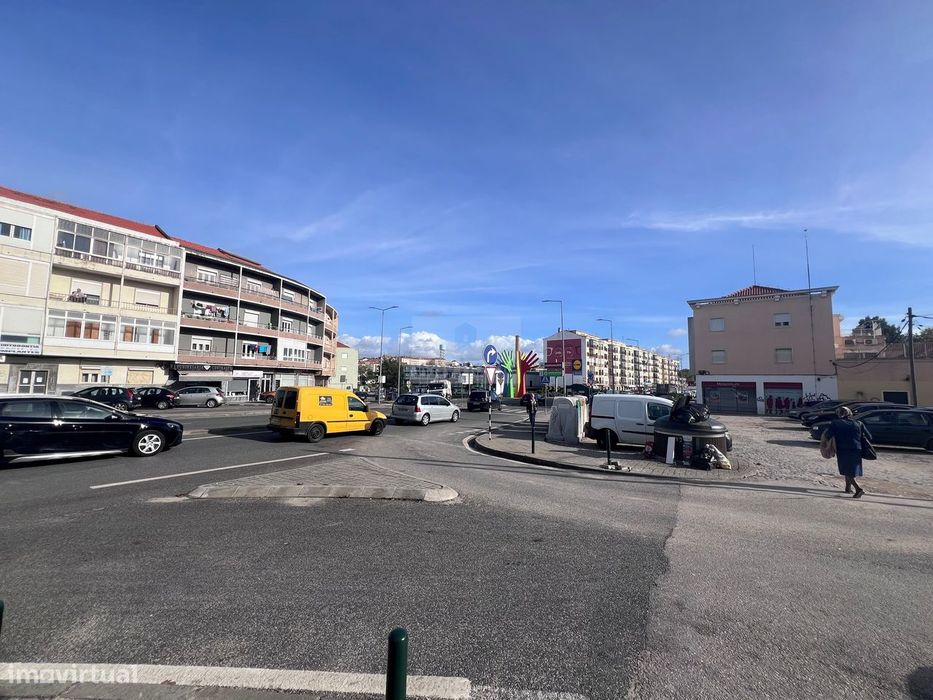 Apartamento T2  | Varanda| Remodelação total | Amora