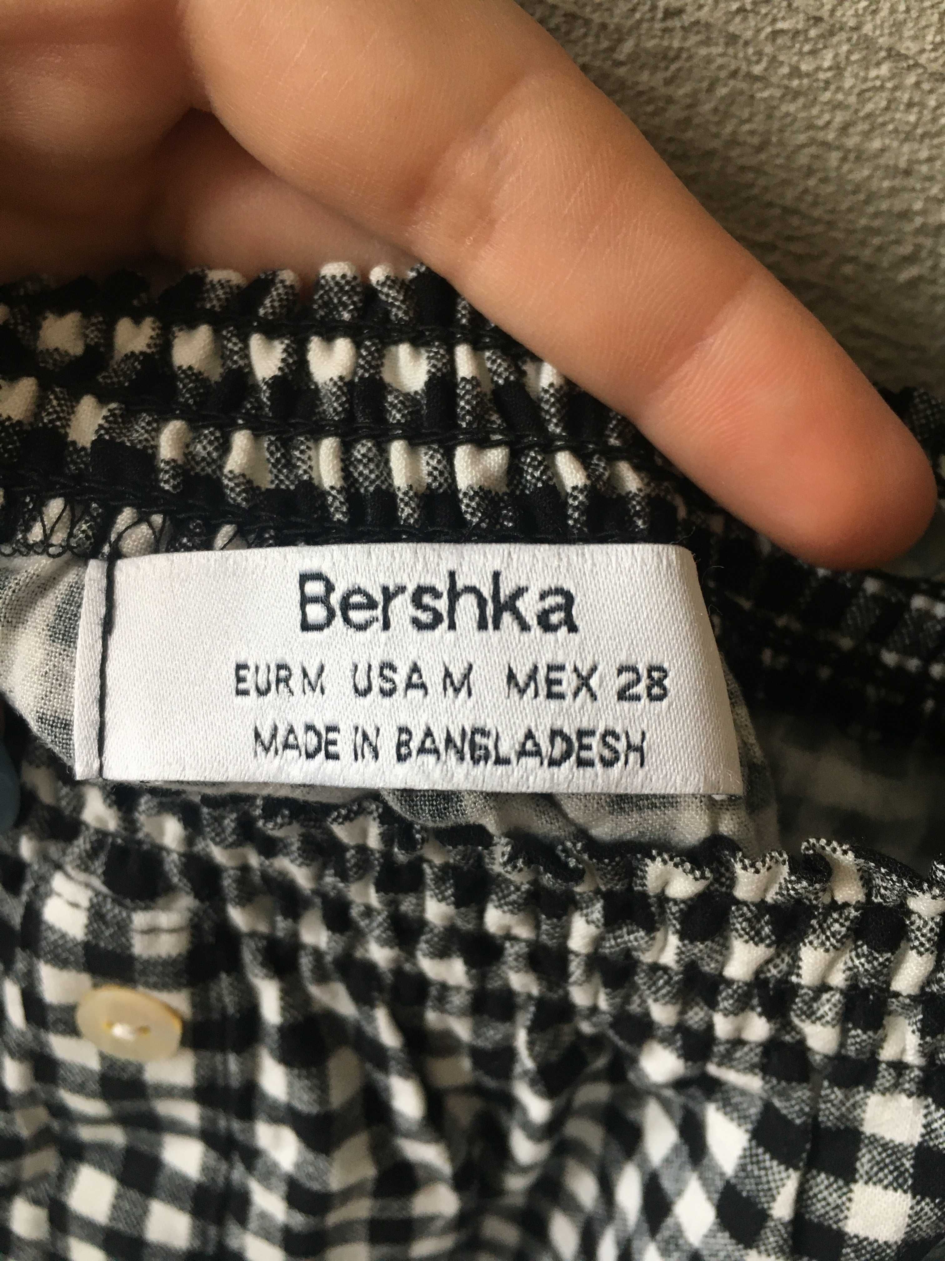 Bluzka w kratkę czarno biała guziki bershka M na ramiona