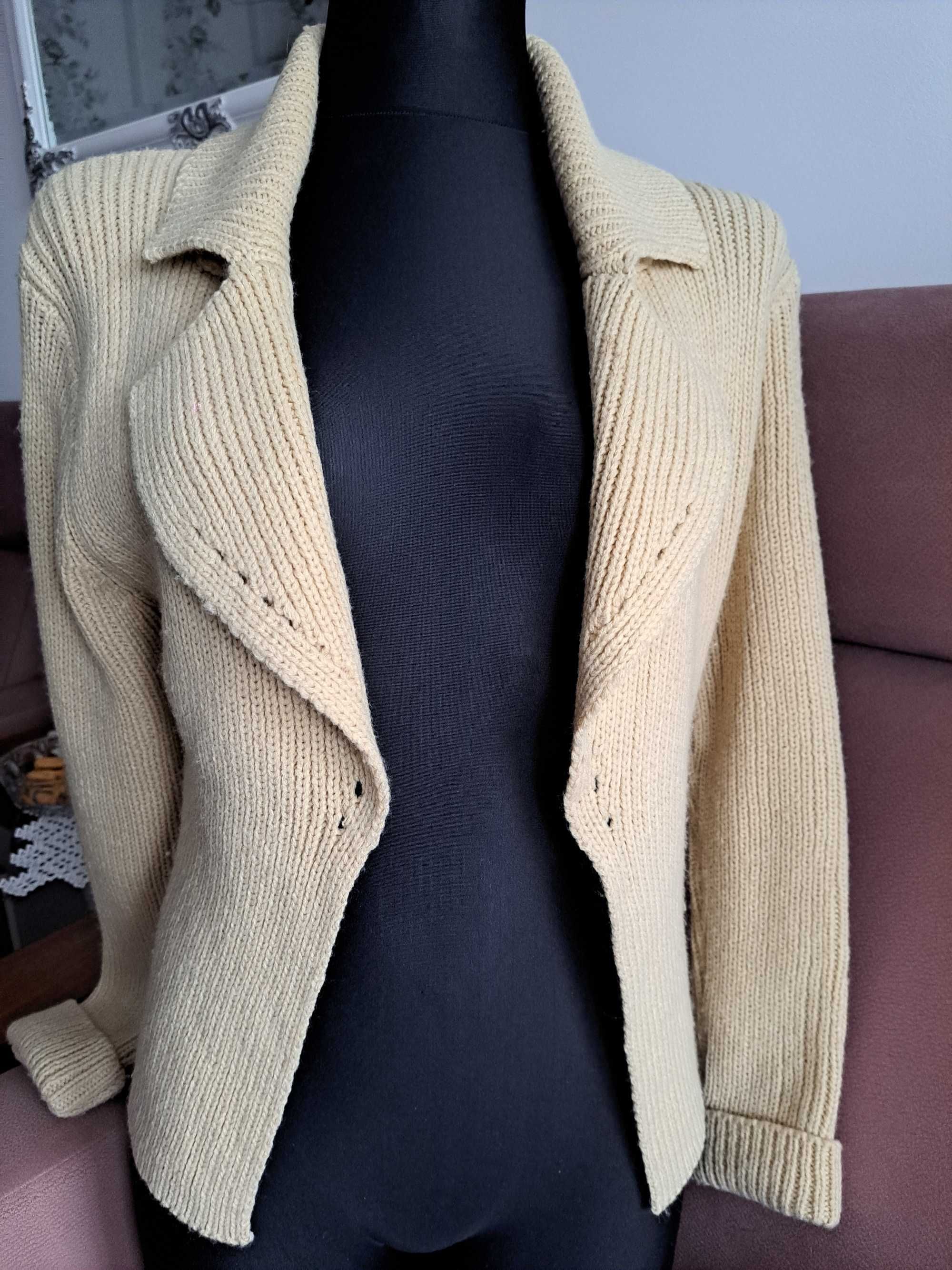 beżowy sweter z kołnierzem