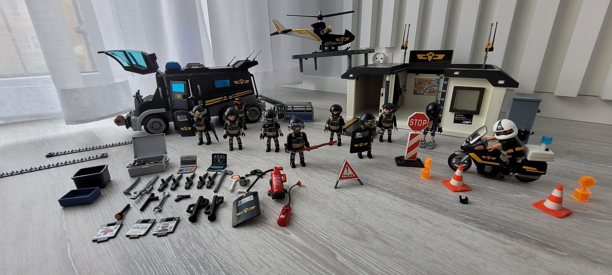 Pojazd Grupy Specjalnej z Bazą PLAYMOBIL