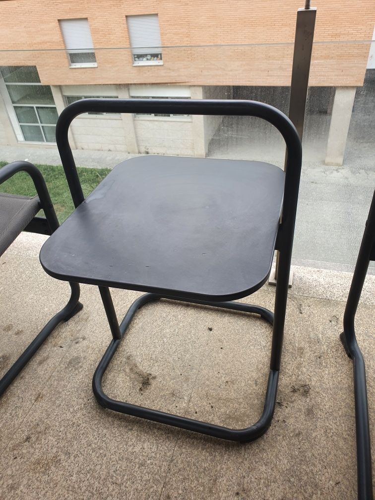 Conjunto exterior – 2 poltronas + mesa de apoio em metal e tecido resi