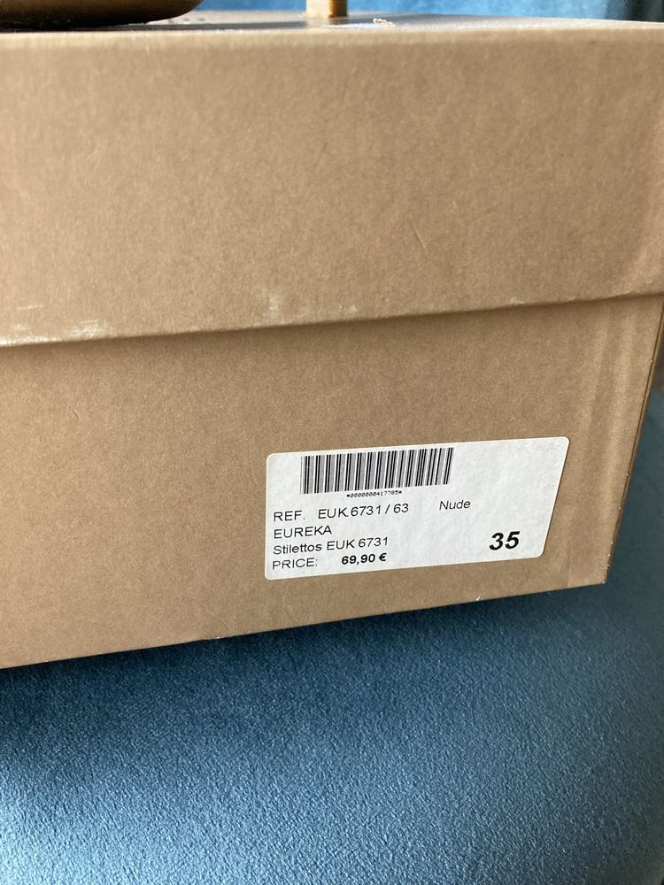 Sapatos de cerimónia “nude”, da “EUREKA”