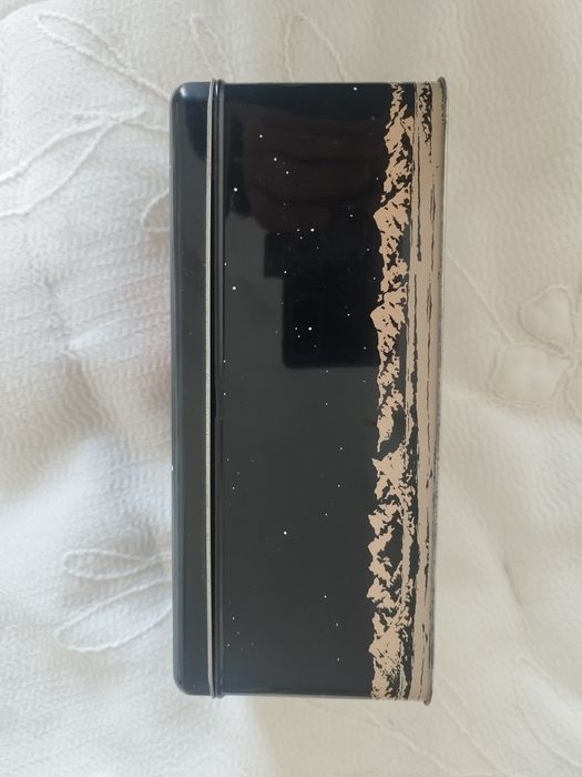 Caixa metálica da famosa banda desenhada de Tintim, Explorando a Lua.