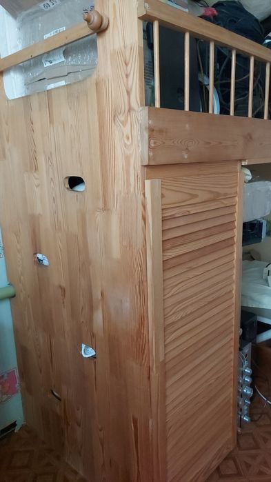 Кровать из натурального дерева. Матрас новенький 1.6 на 2.0