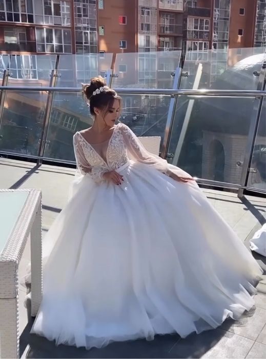 Весільна сукня.