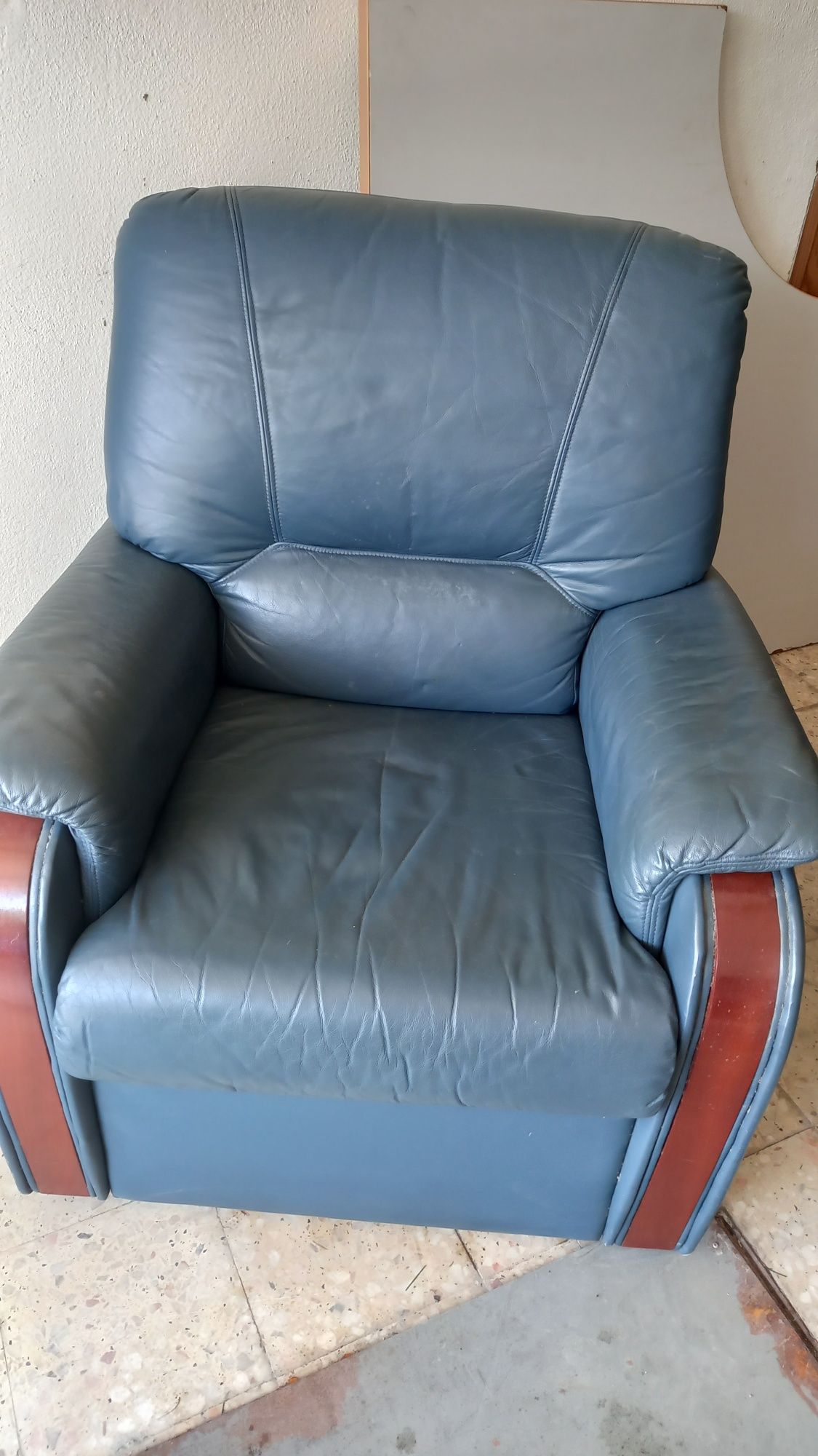 Vendo sofá individual em pele, muito barato.