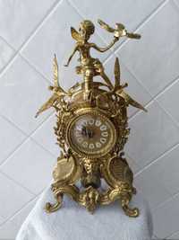 Relógio de mesa com pêndulo