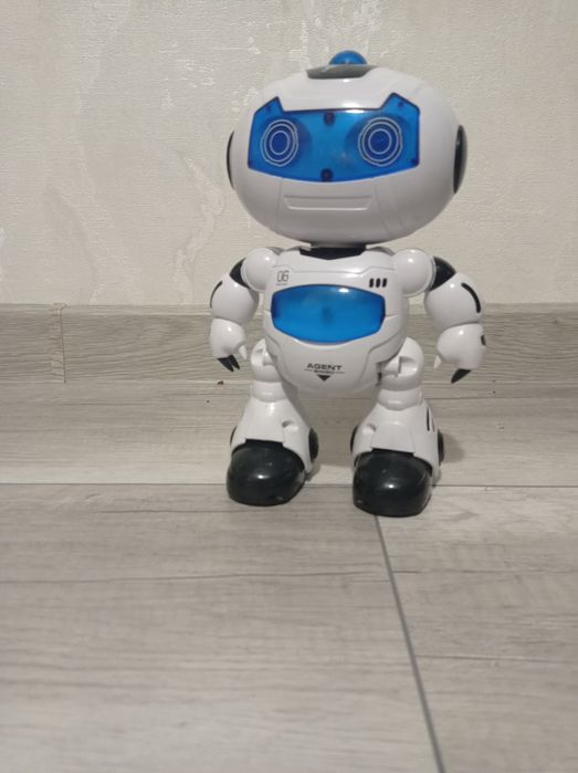 Робот на пульту.