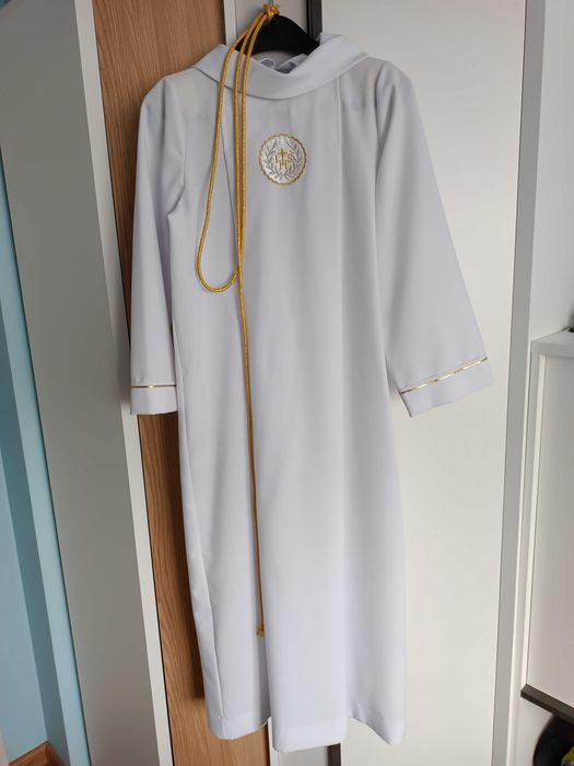 Alba chłopięca rozm. 152 z kapturem, kołnierzem i złotymi dodatkami