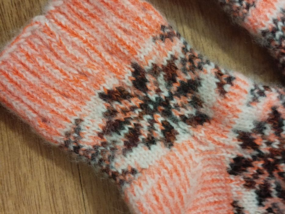 Nowe biało różowe skarpetki dziecięce wełniane robione na drutach