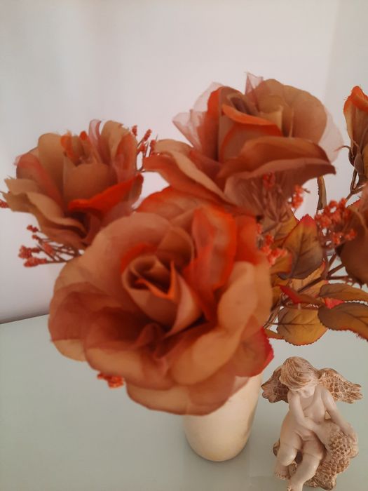 Jesienne róże 5 sztuk - kwiaty sztuczne + GRATIS wazon i figurka anioł