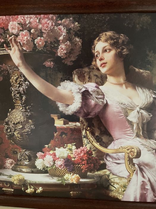 Reprodukcja obraz Dama w liliowej sukni z kwiatami w brązowej ramie