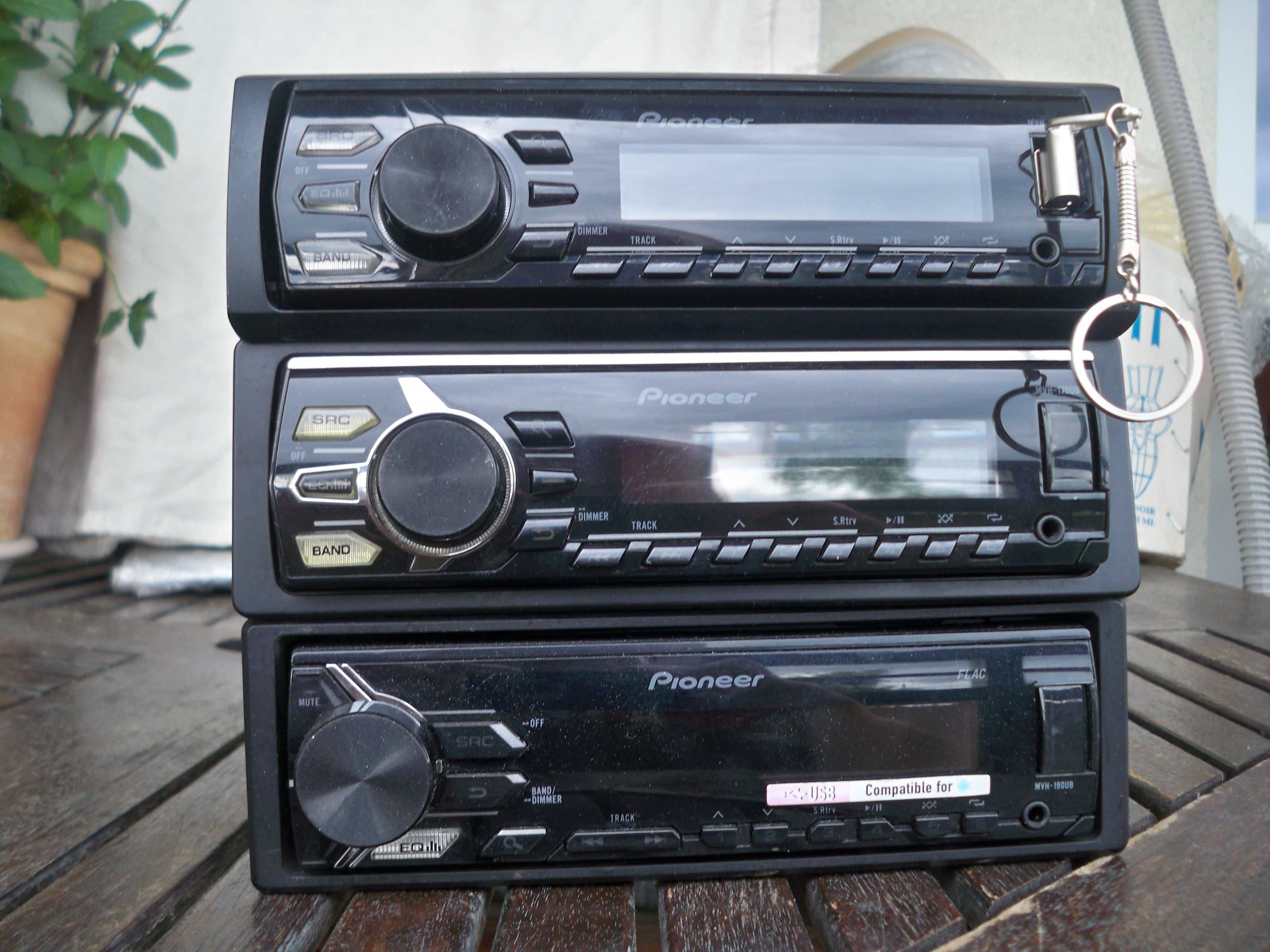 radio Pioneer MVH-190UB AUX USB czerwone / zielone, opcja bluetooth
