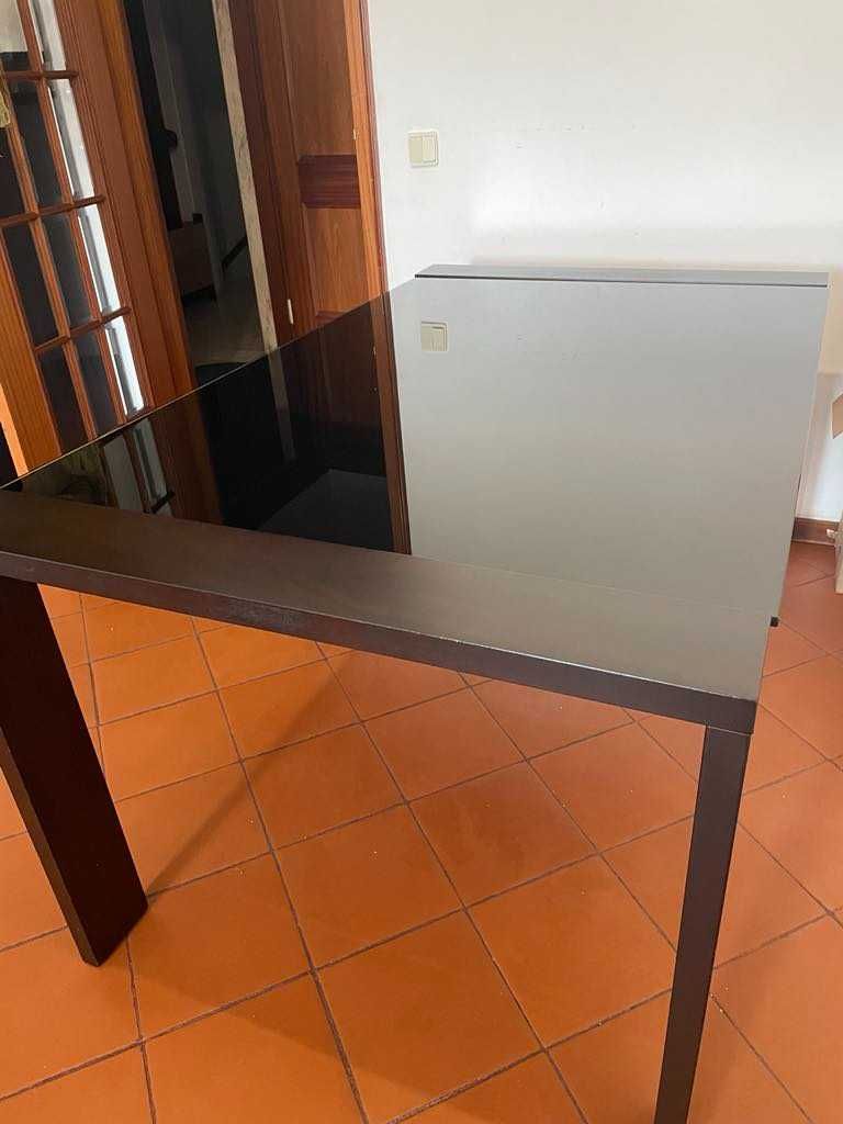 Mesa de sala extensível com quatro cadeiras
