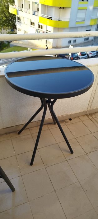 Mesa em ferro cinza e vidro temperado