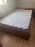 Cama e mesa de cabeceira
