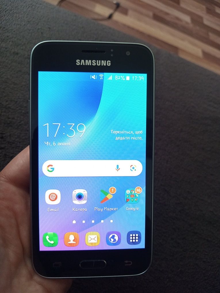 Смартфон Samsung J1 на андроіді