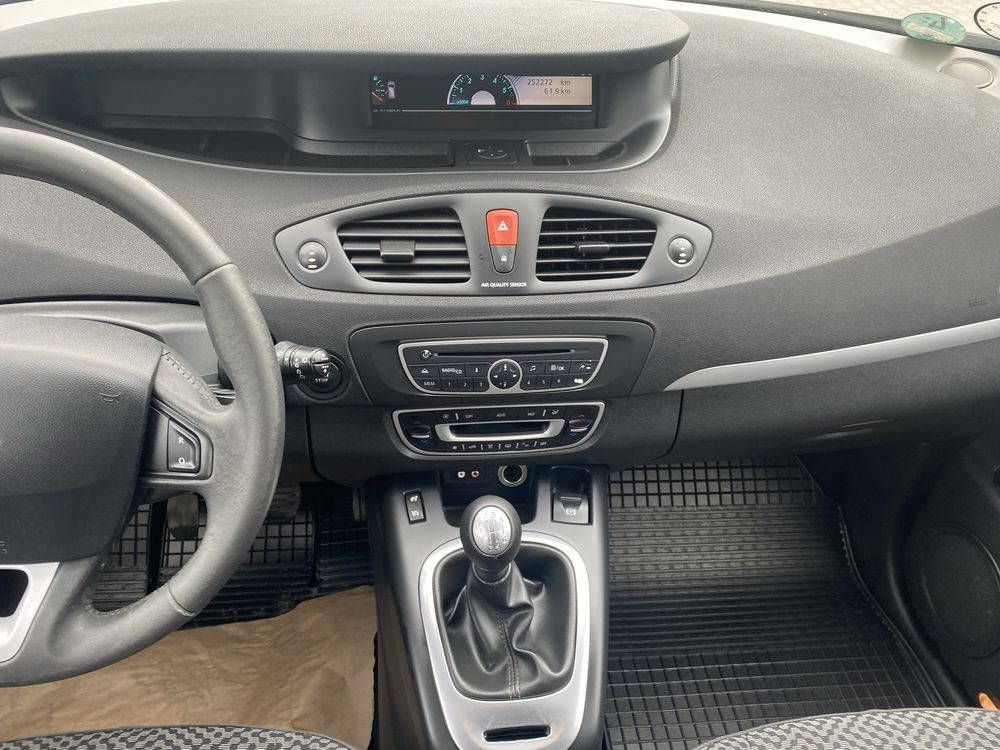 Продам Renault Grand Scenic 2011