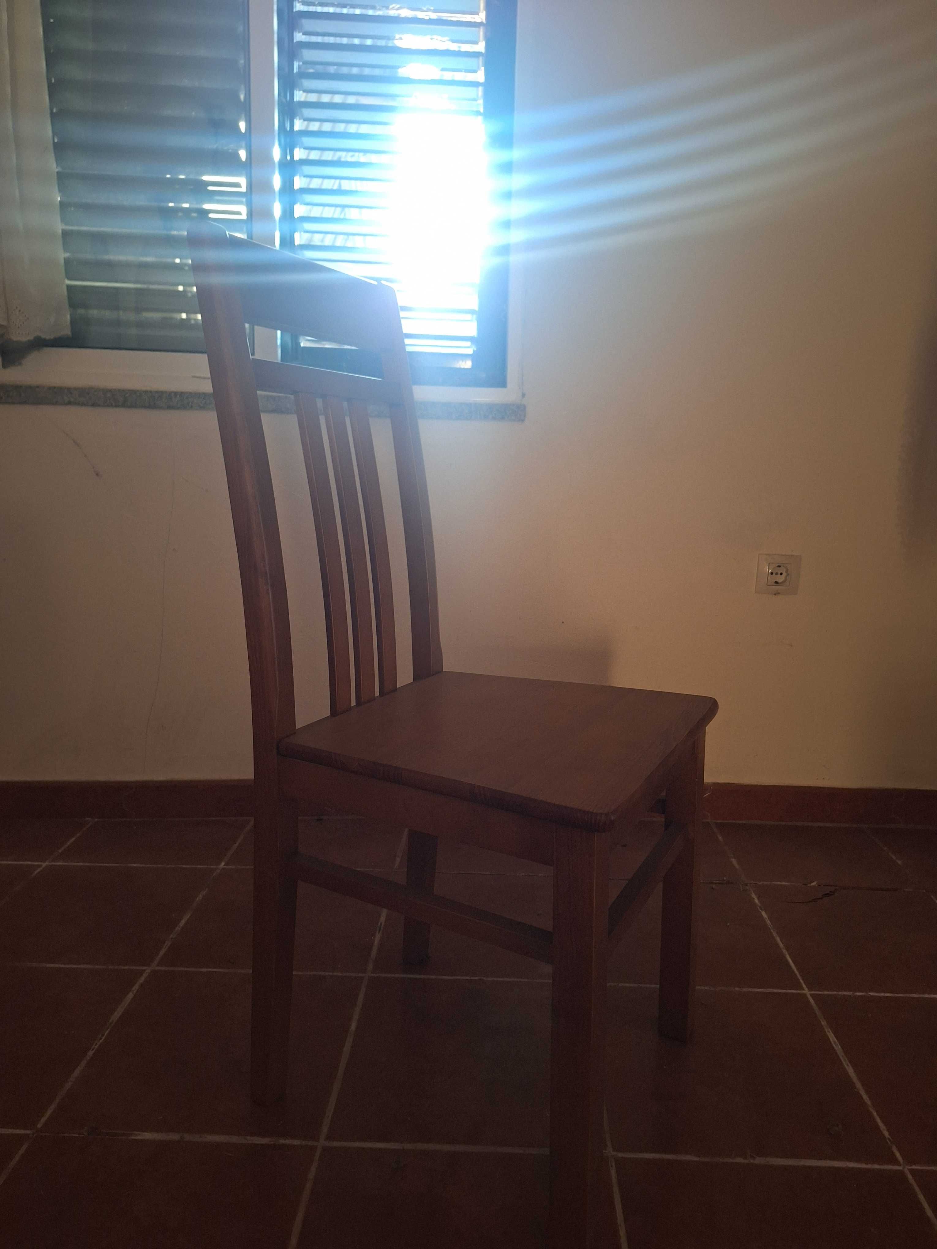 Mesa de sala e cadeiras