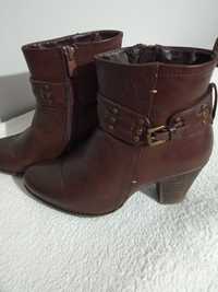 Botas em castanho ,tamanho 37 , como novas ,10€