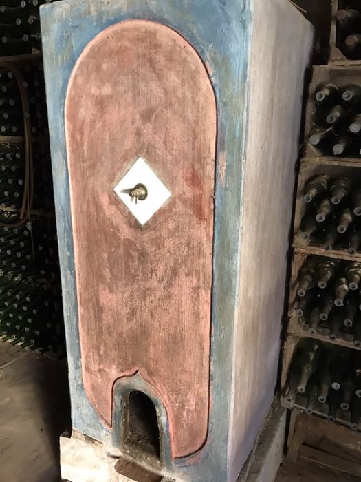 Vende-se depósito de vinho