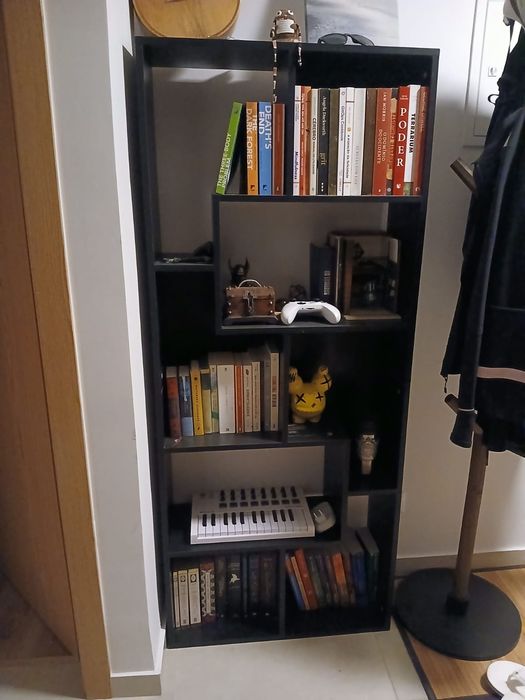 Estante preta para sala