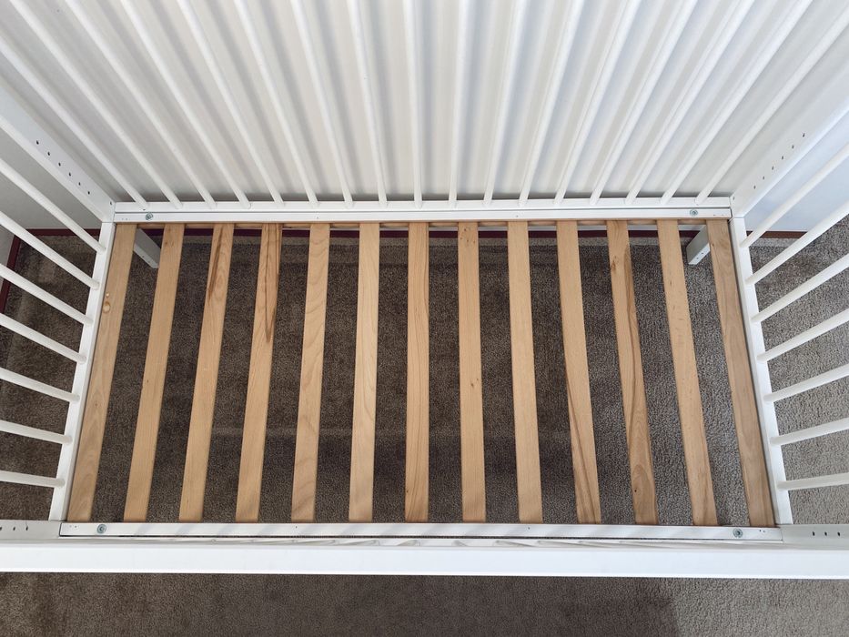 Łóżeczko dziecięce drewniane Mokee białe 120 x 60 + materac Fiki Miki