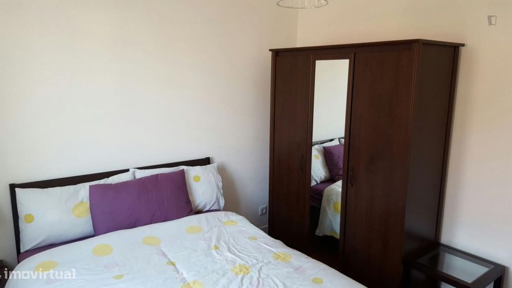 274827 - Quarto com cama de casal em...