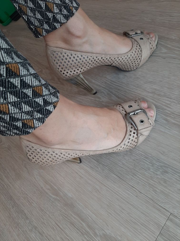 Sapatos beige peep toel nr. 38